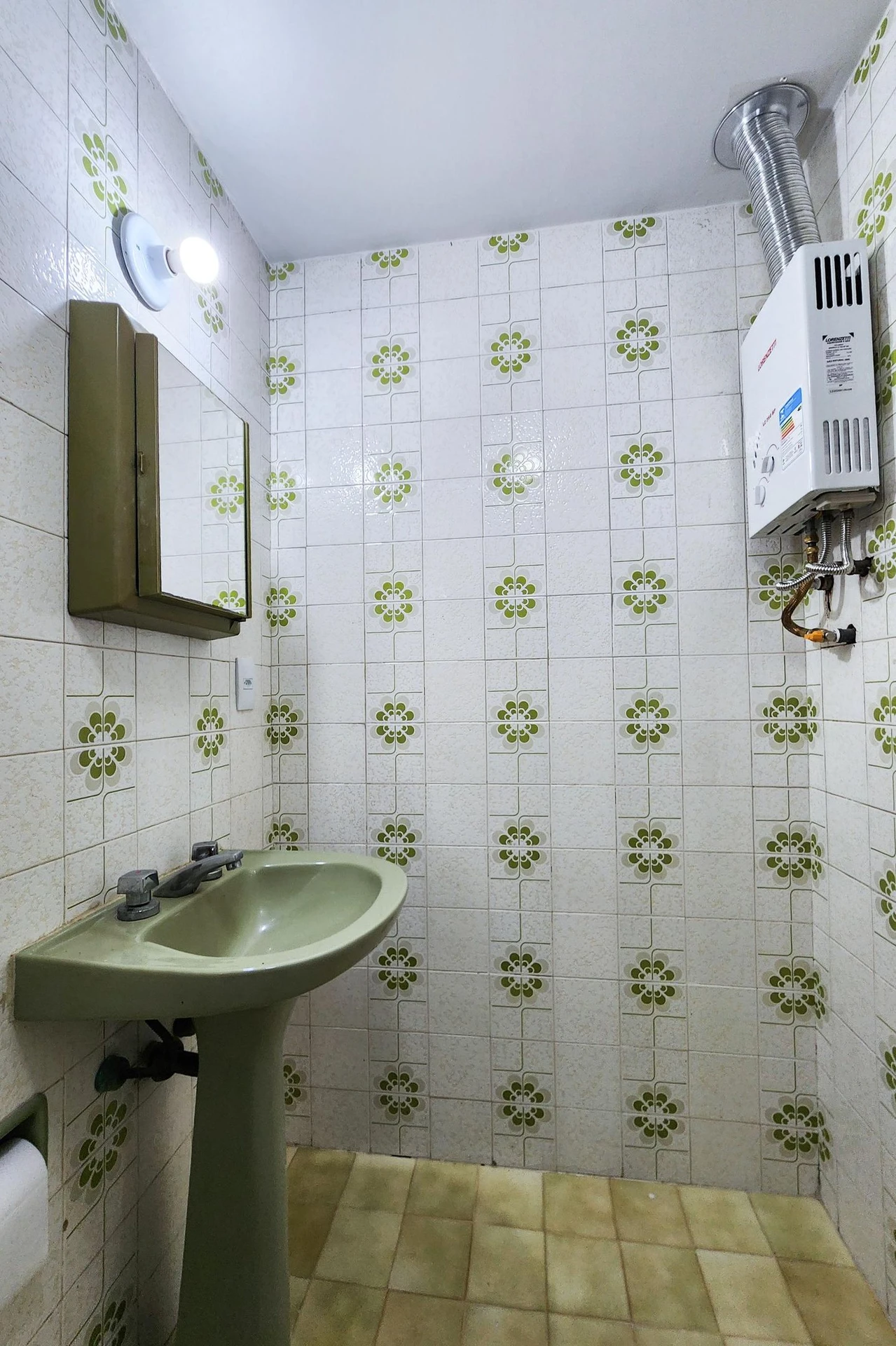2-bedroom apartment in a building with a pool — photo 23