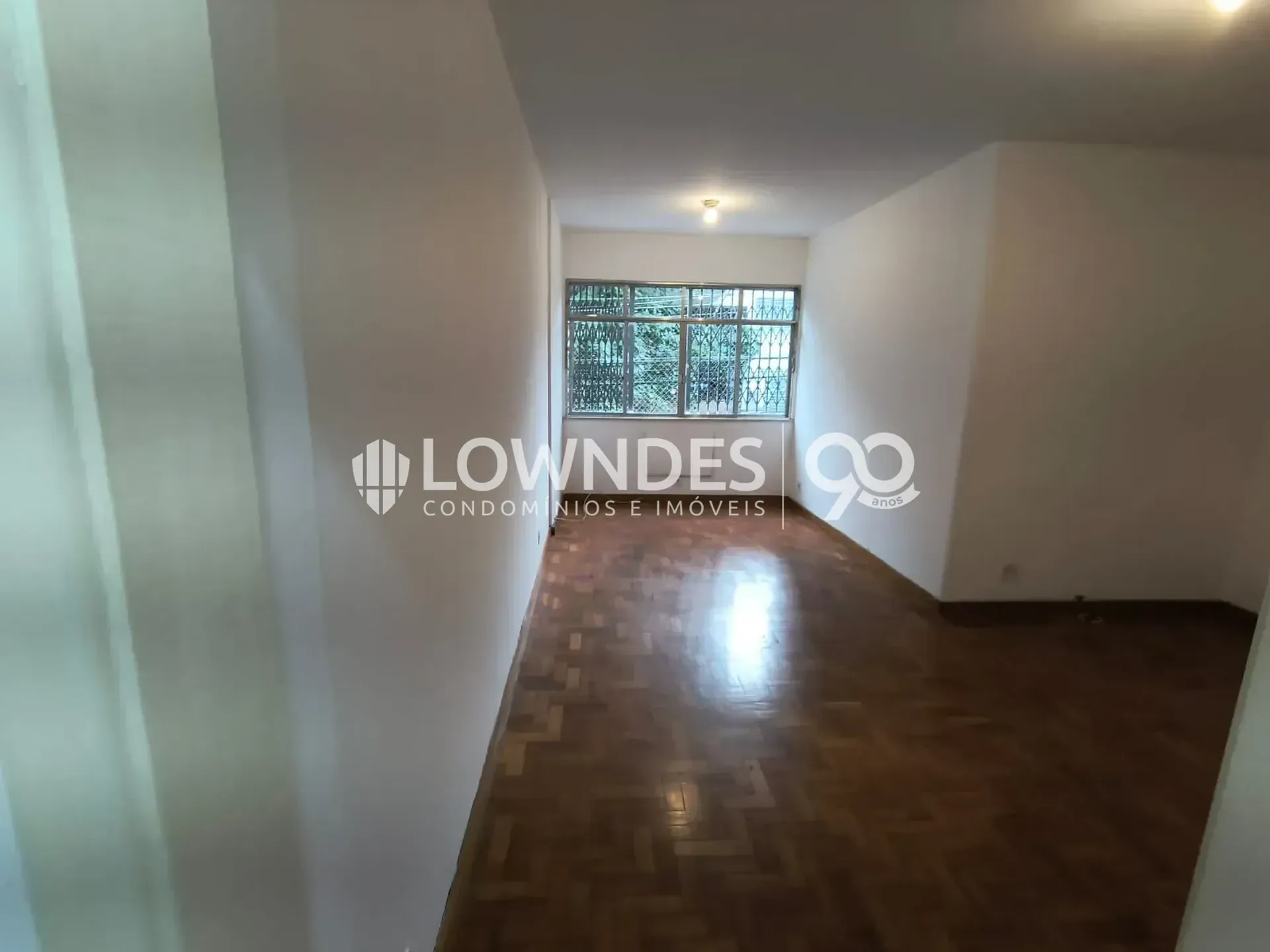 3-bedroom apartment with wood or laminate floors — photo 19