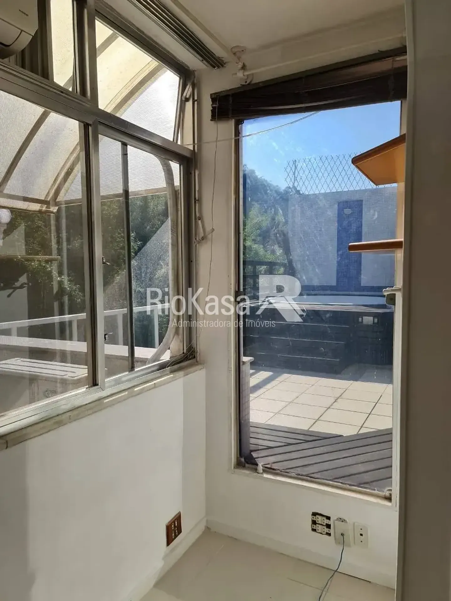 4-bedroom apartment in a building with a pool — photo 31