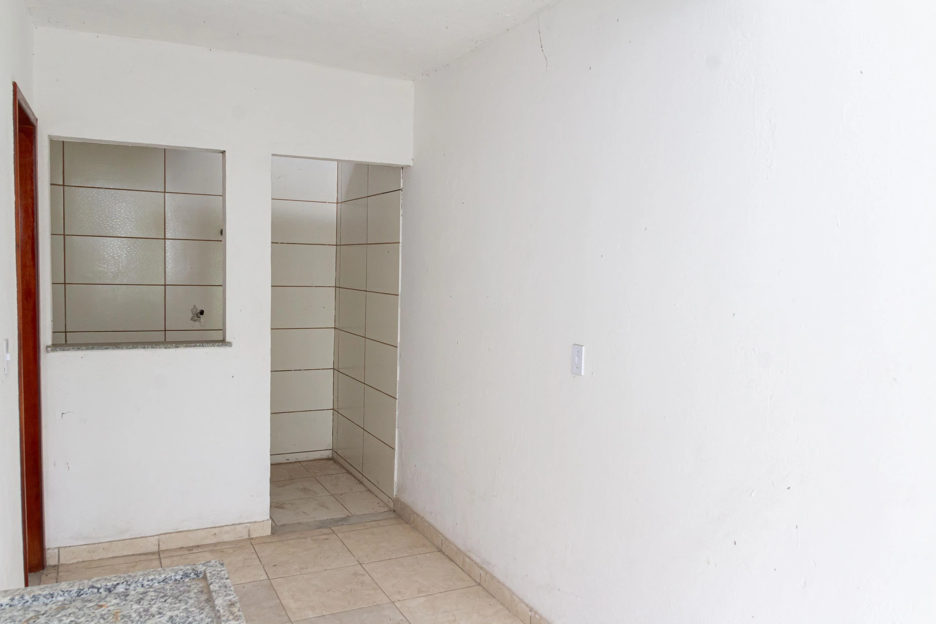 Unfurnished studio rental with private garden and 1 suite — photo 16