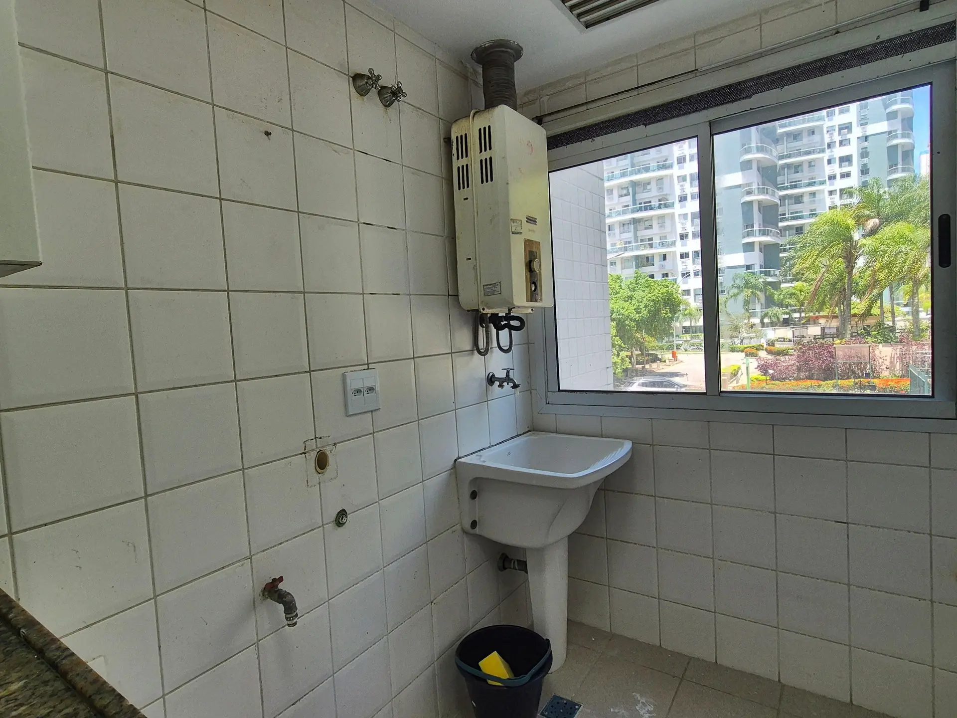 4-bedroom apartment in a building with a gym — photo 24