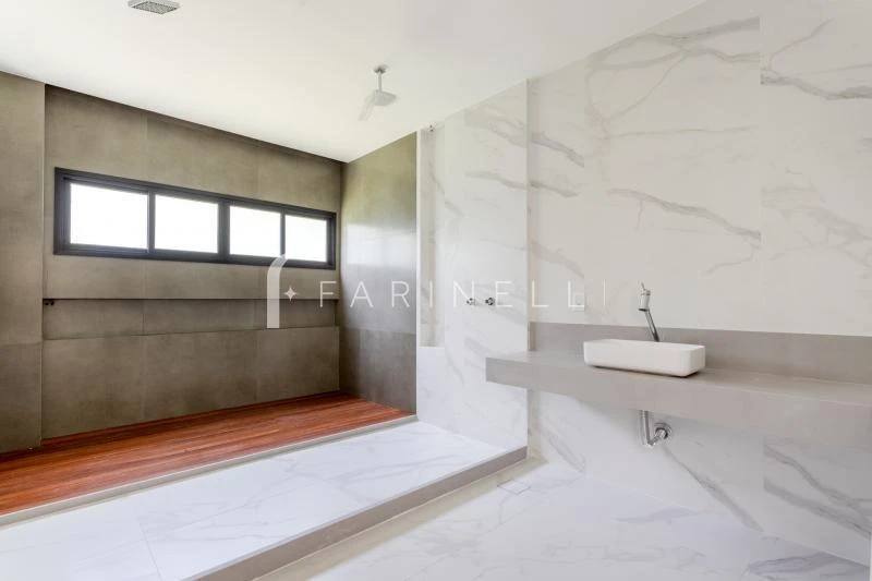House with 5 bedrooms and open-plan kitchen — photo 34