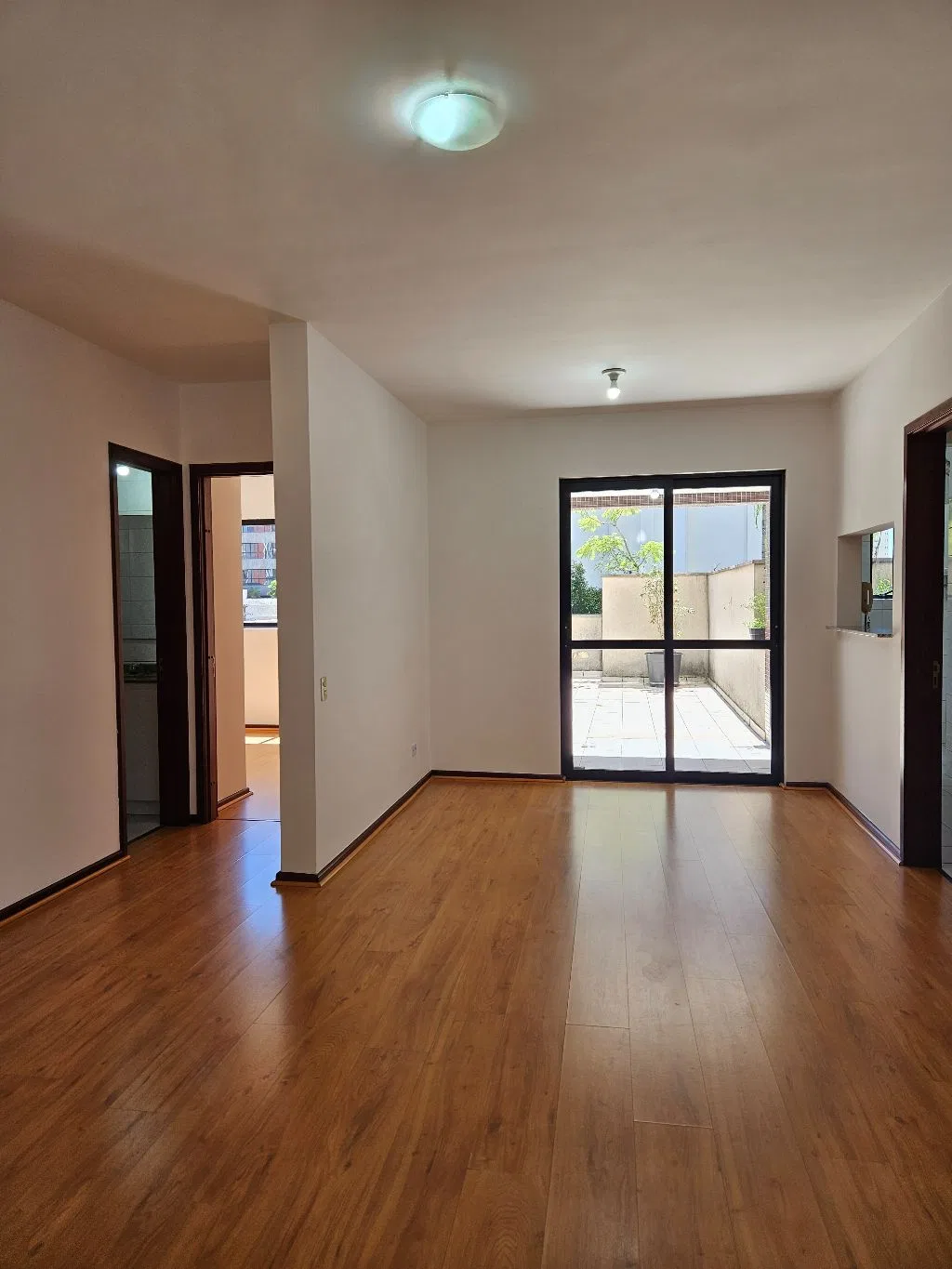Balcony with a grill in a one-bedroom apartment, 62 m² — photo 4