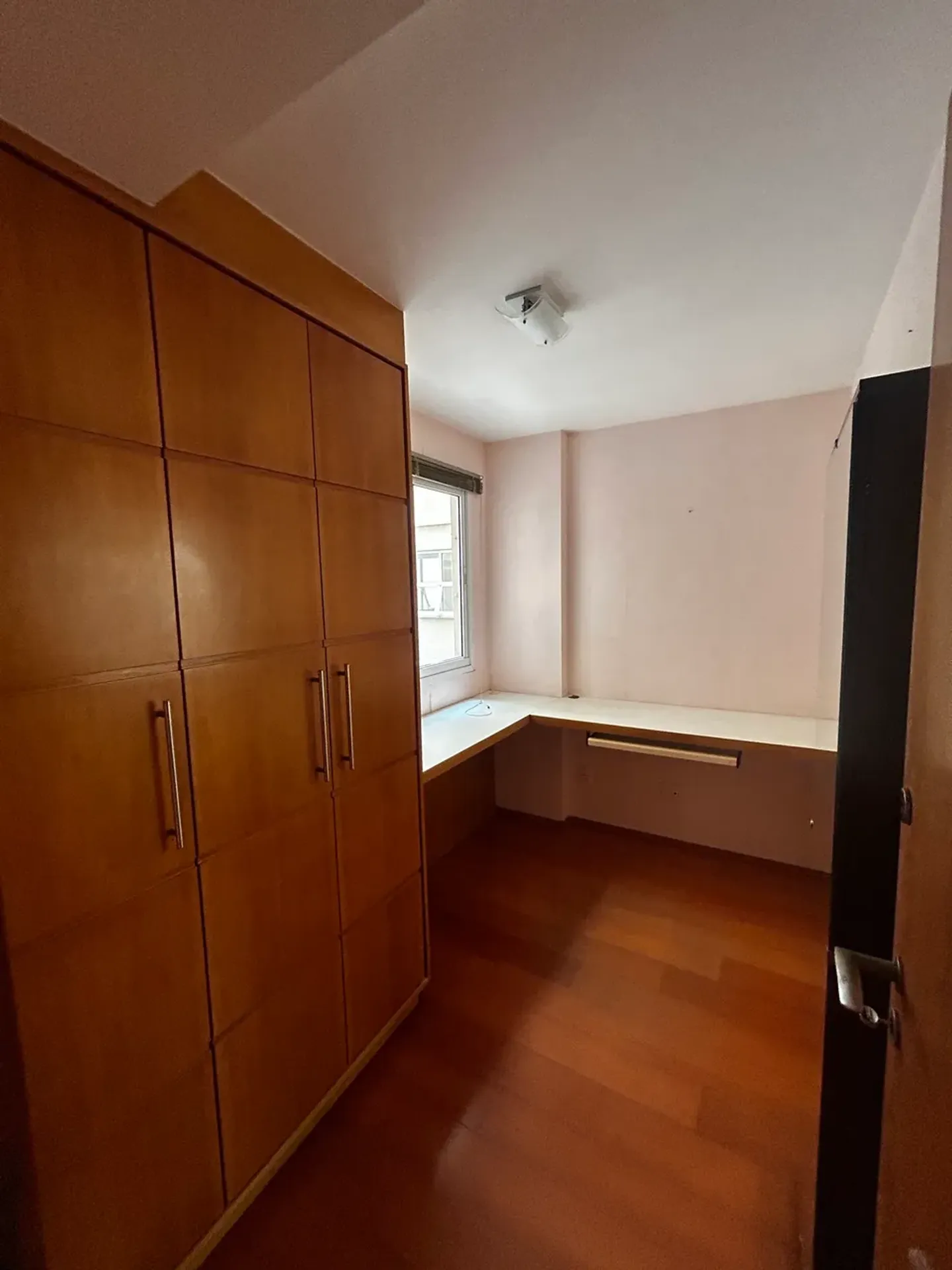 Glass-enclosed balcony in a 3-bedroom apartment, 100 m² — photo 19
