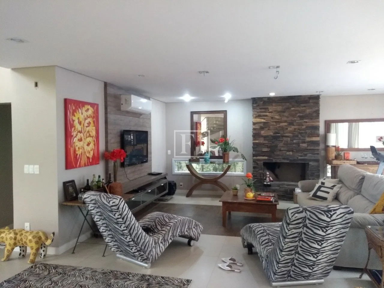 Furnished house, 450 m², with floor-to-ceiling windows — photo 3