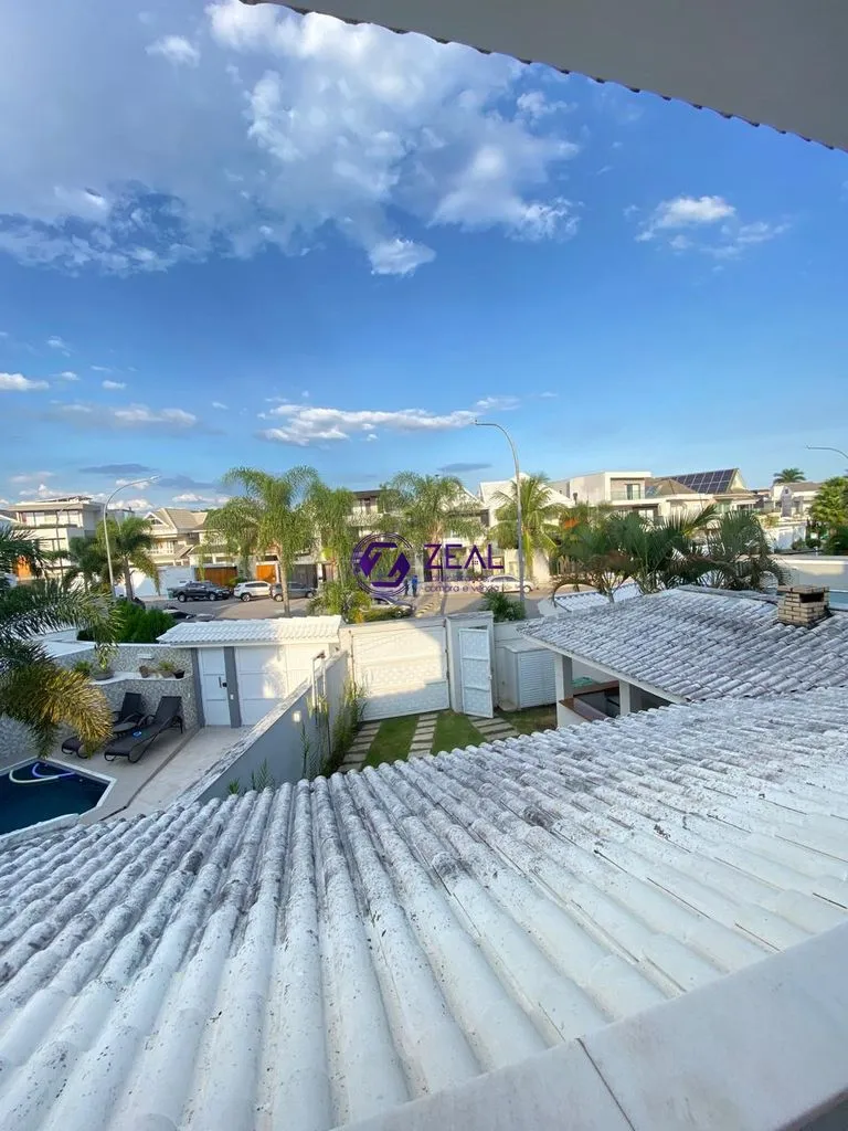 Balcony with a grill in a 4-bedroom house, 278 m² — photo 18