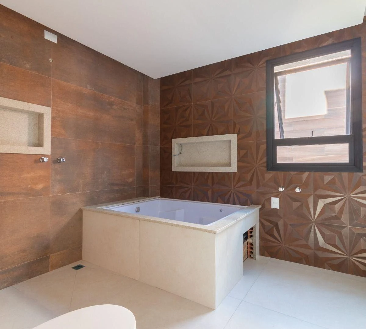 Modern house with 4 en-suite bedrooms and 6 parking spots — photo 34