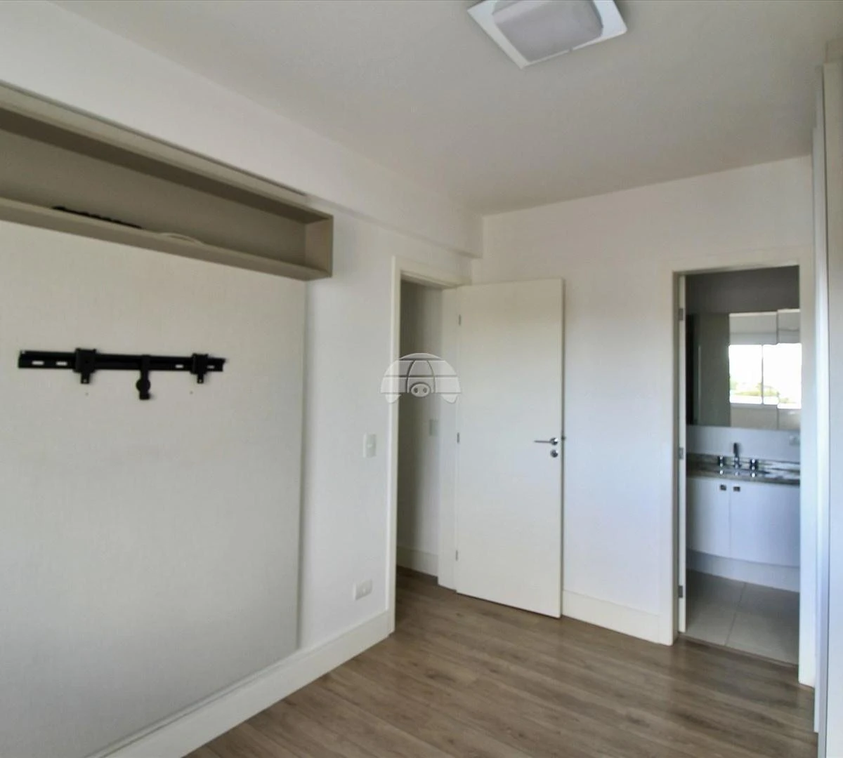Balcony with a grill in a 2-bedroom apartment, 72 m² — photo 31