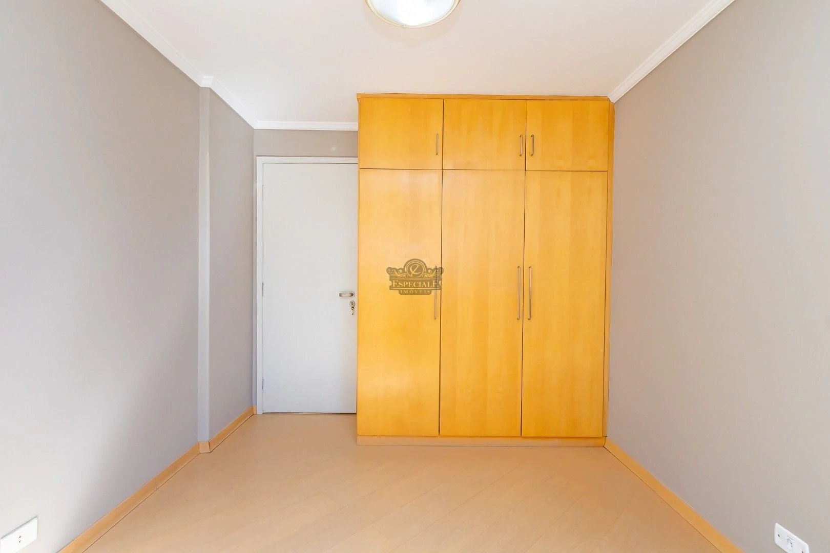 Wood or laminate floors in a 3-bedroom apartment, 86 m² — photo 15