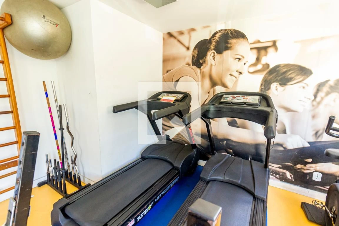 2-bedroom apartment in a building with a gym — photo 14