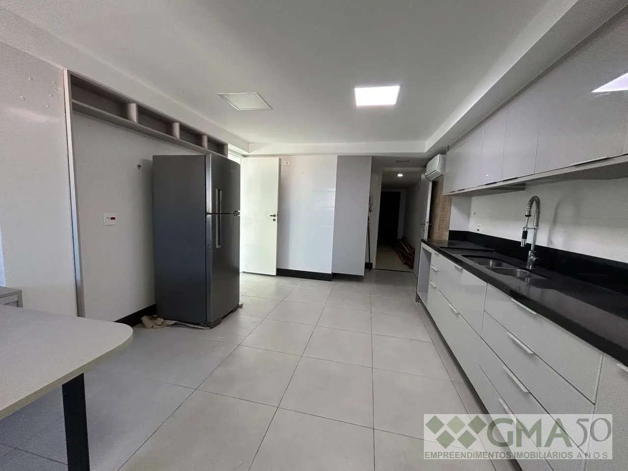 Unfurnished 3-bedroom apartment with a closed kitchen — photo 8