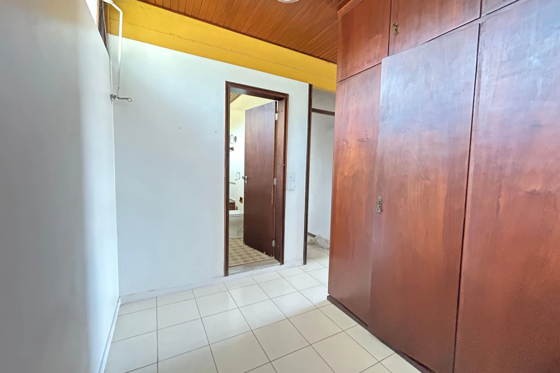 300 m² house with a jacuzzi and a bathtub — photo 39