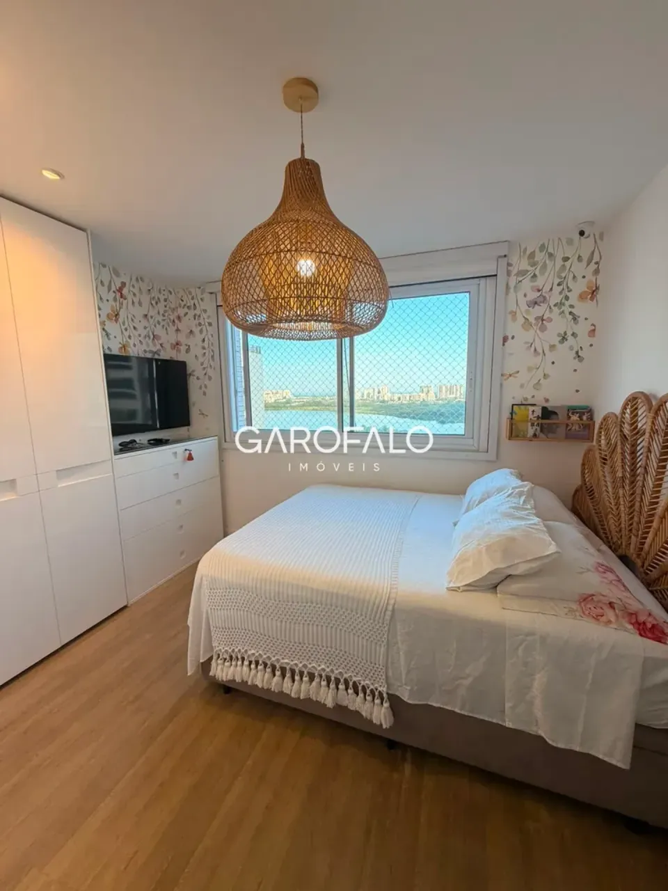 Furnished apartment with 3 bedrooms and a glassed-in balcony — photo 12