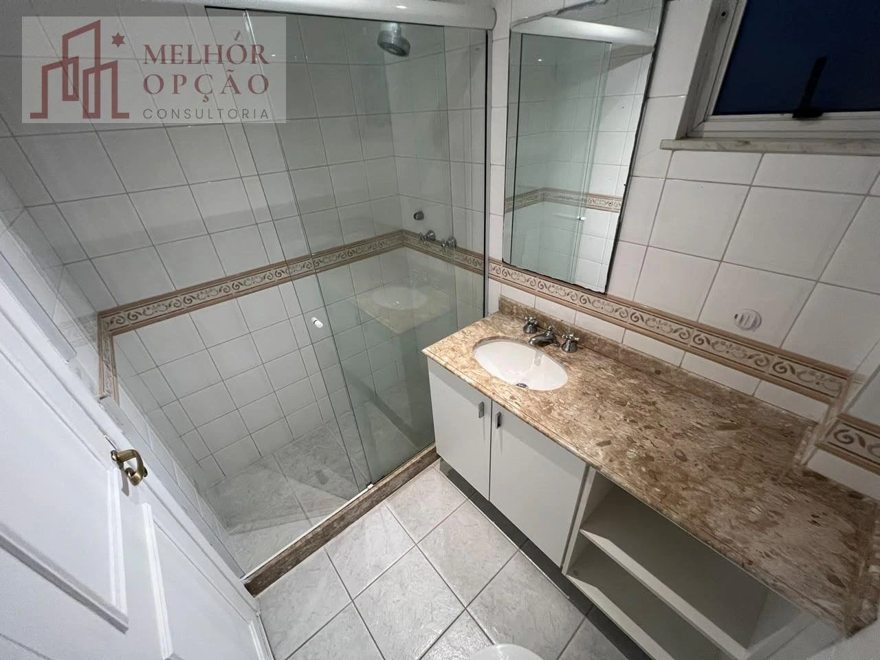 Будинок 650 м² з гардеробною та балконом із грилем — photo 17