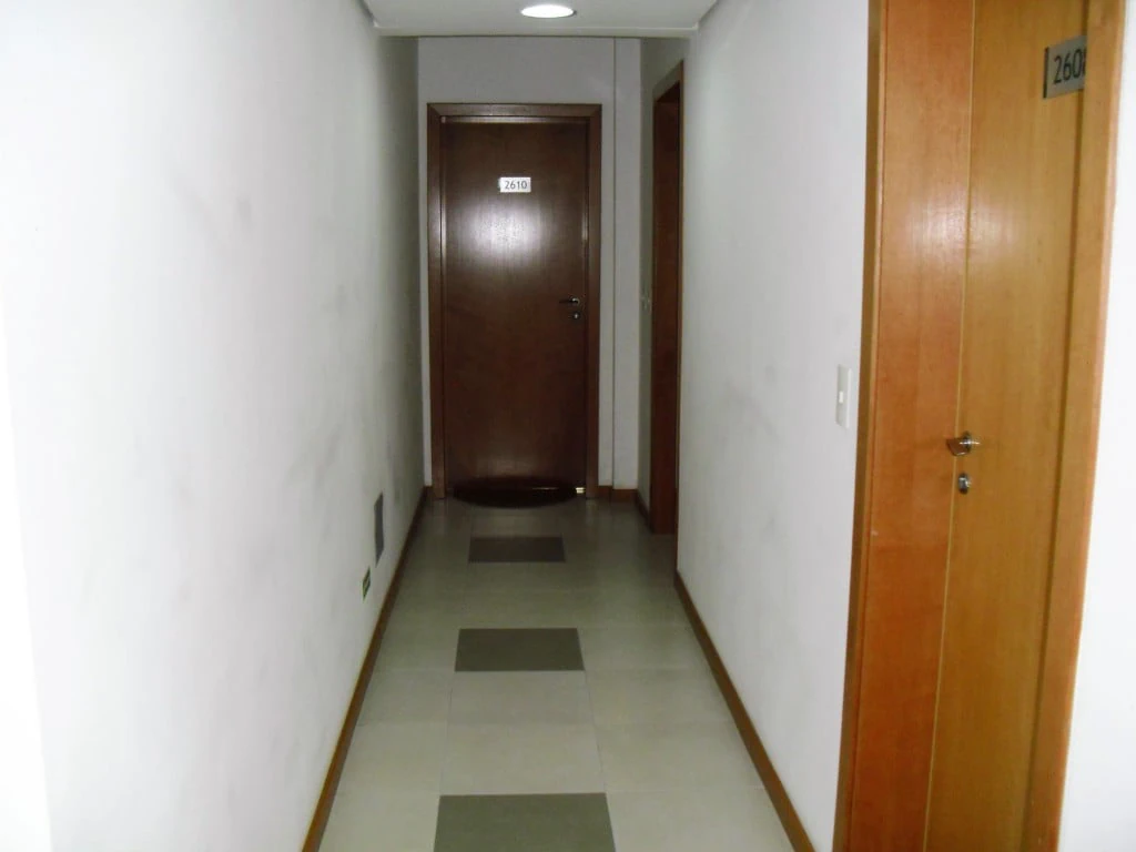 Студия 37 м² с панорамными окнами и застеклённым балконом — photo 26