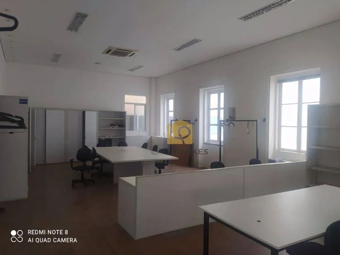 Casa com 2 dormitórios e piso de madeira na sala — photo 16