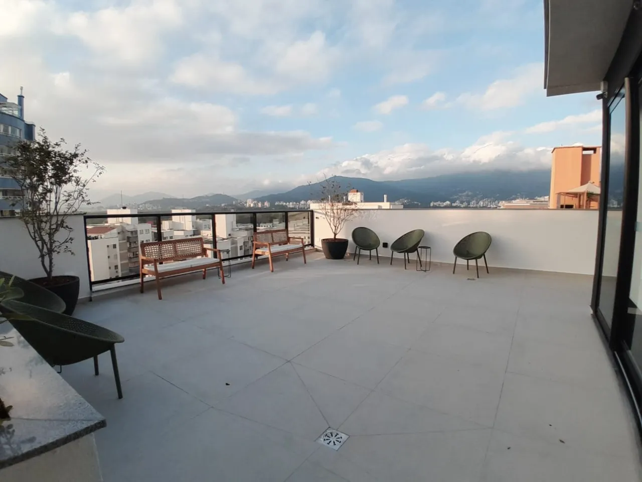 One-bedroom apartment with a mountain view in Florianópolis — photo 20
