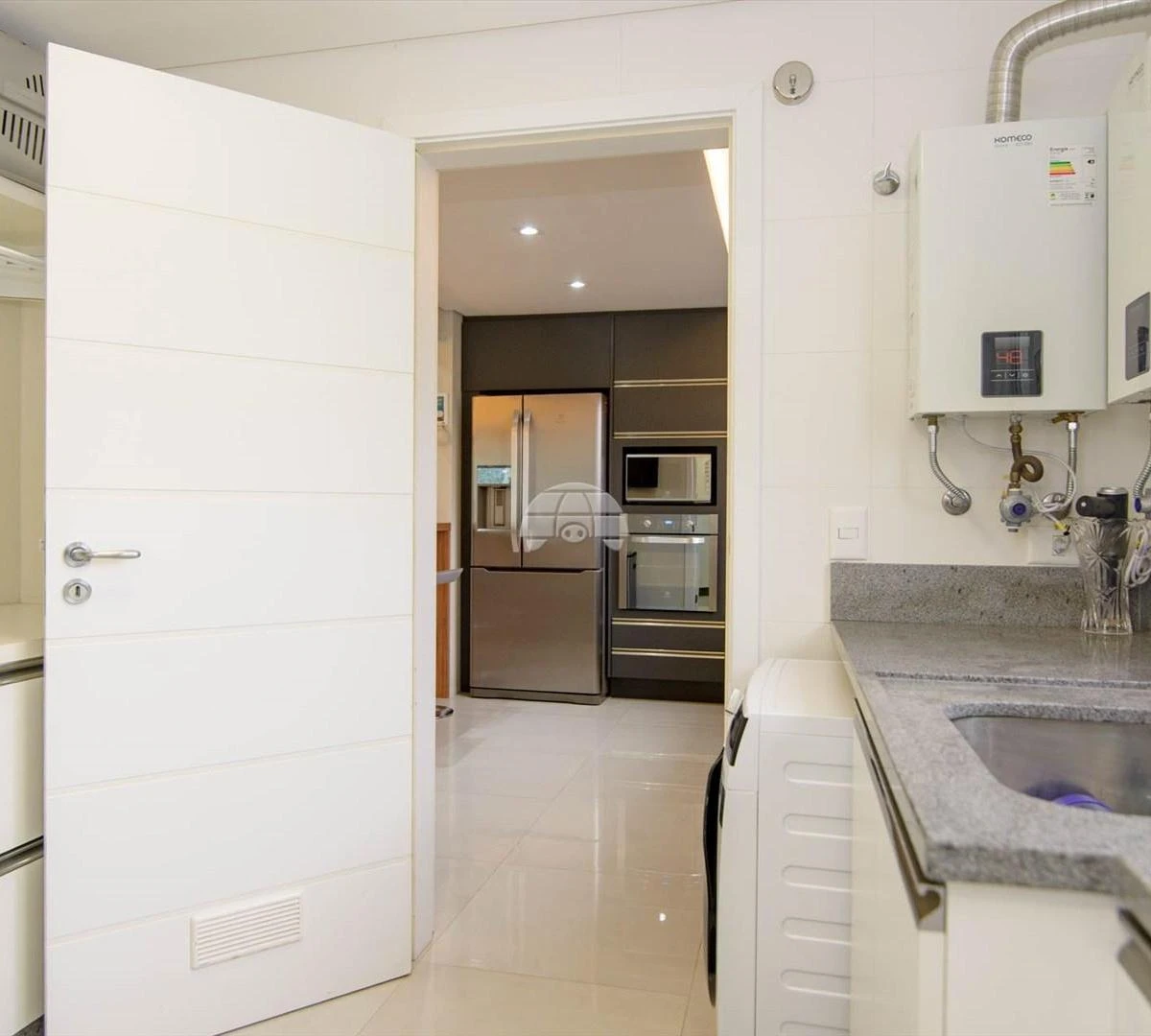 Furnished 3 en-suite apartment with open-plan kitchen — photo 34