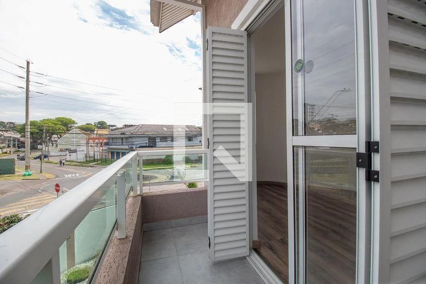 3-bedroom house with a glass-enclosed balcony