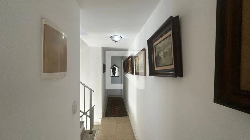 Walk-in closet in a 5-bedroom house, 250 m² — photo 27