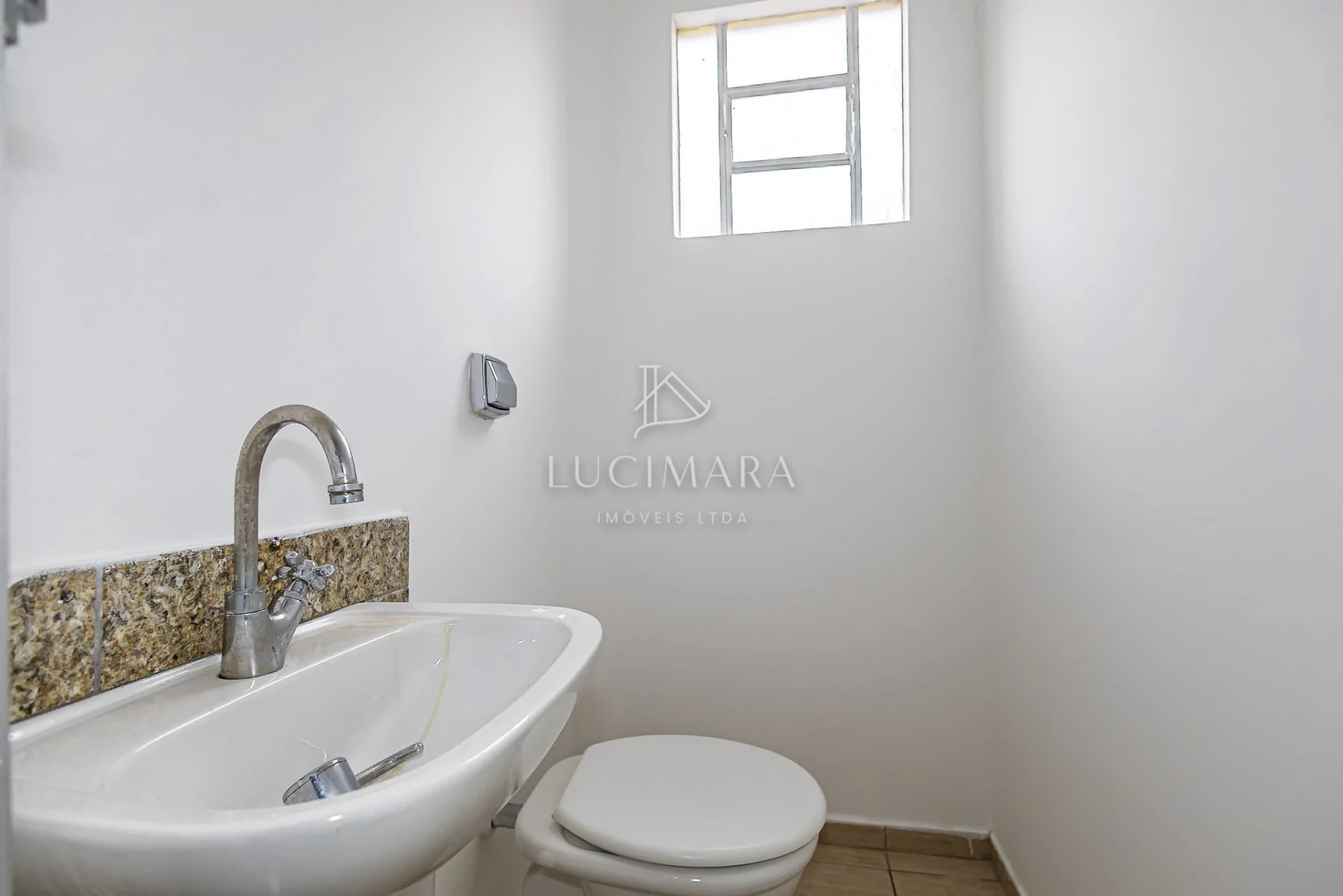 Wood or laminate floors in a 2-bedroom house, 170 m² — photo 5