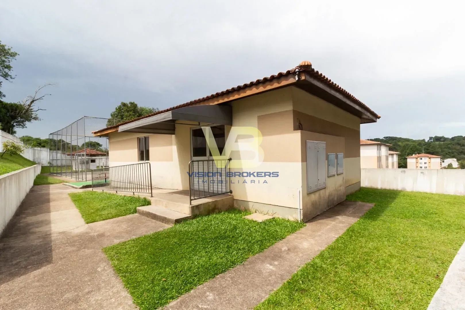 2-bedroom apartment with wood or laminate floors in Curitiba — photo 10