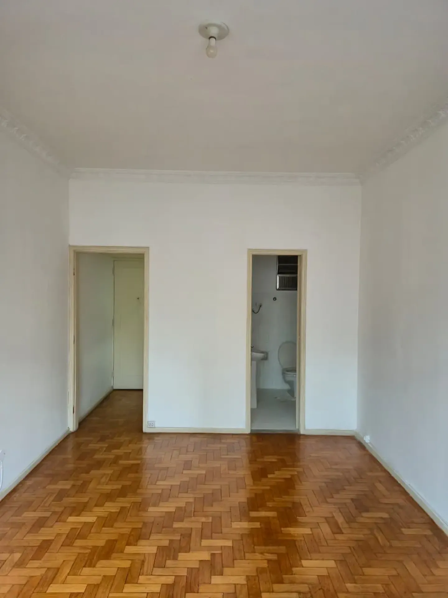 Studio on the 3rd floor with wood or laminate floors — photo 12