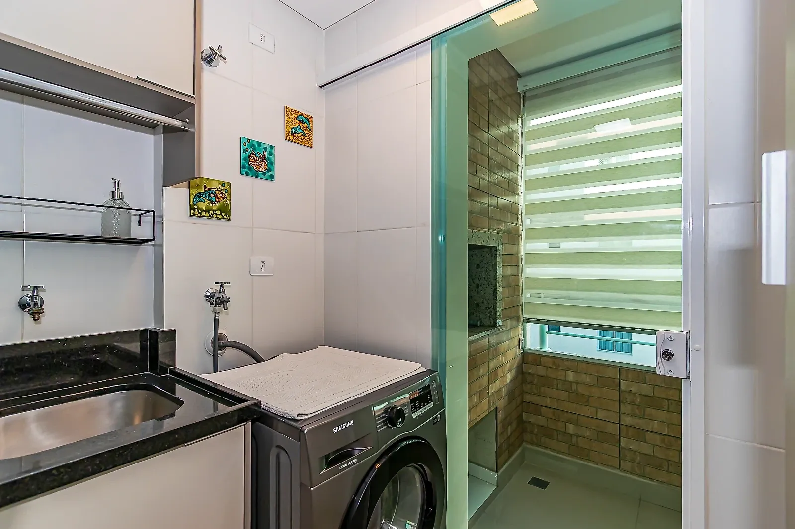Balcony with a grill in a 3-bedroom apartment, 74 m² — photo 35