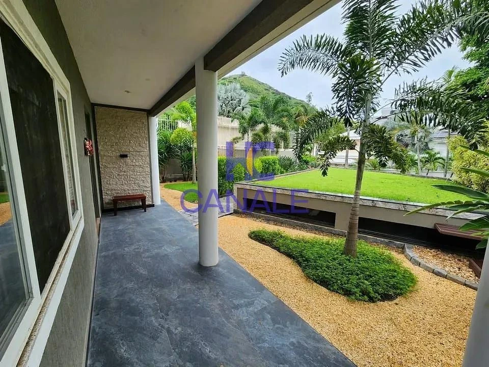 House with 5 bedrooms and mountain-view windows — photo 8