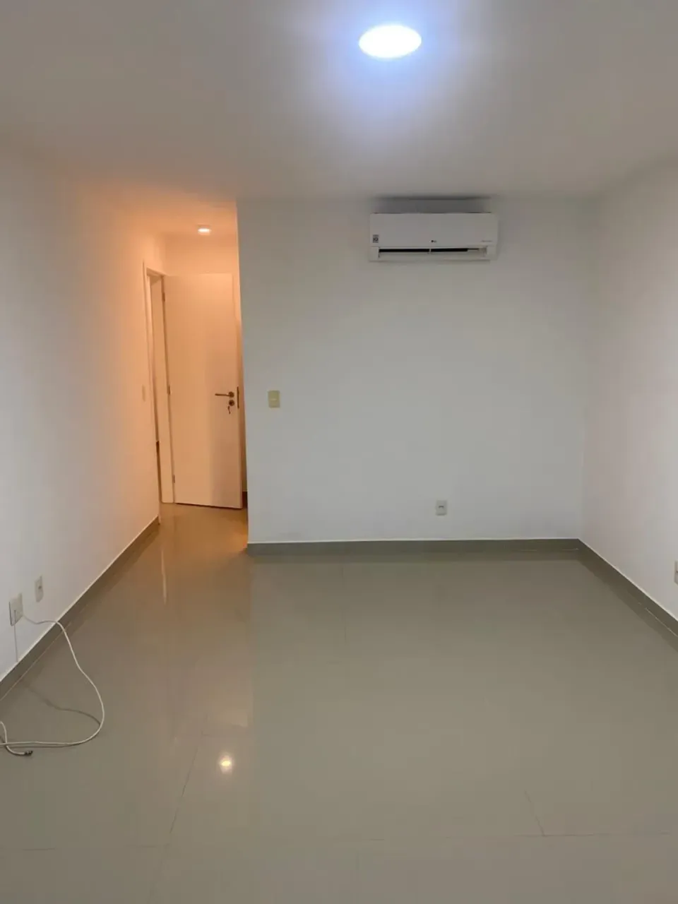 Unfurnished apartment with 3 bedrooms and 4 bathrooms — photo 12