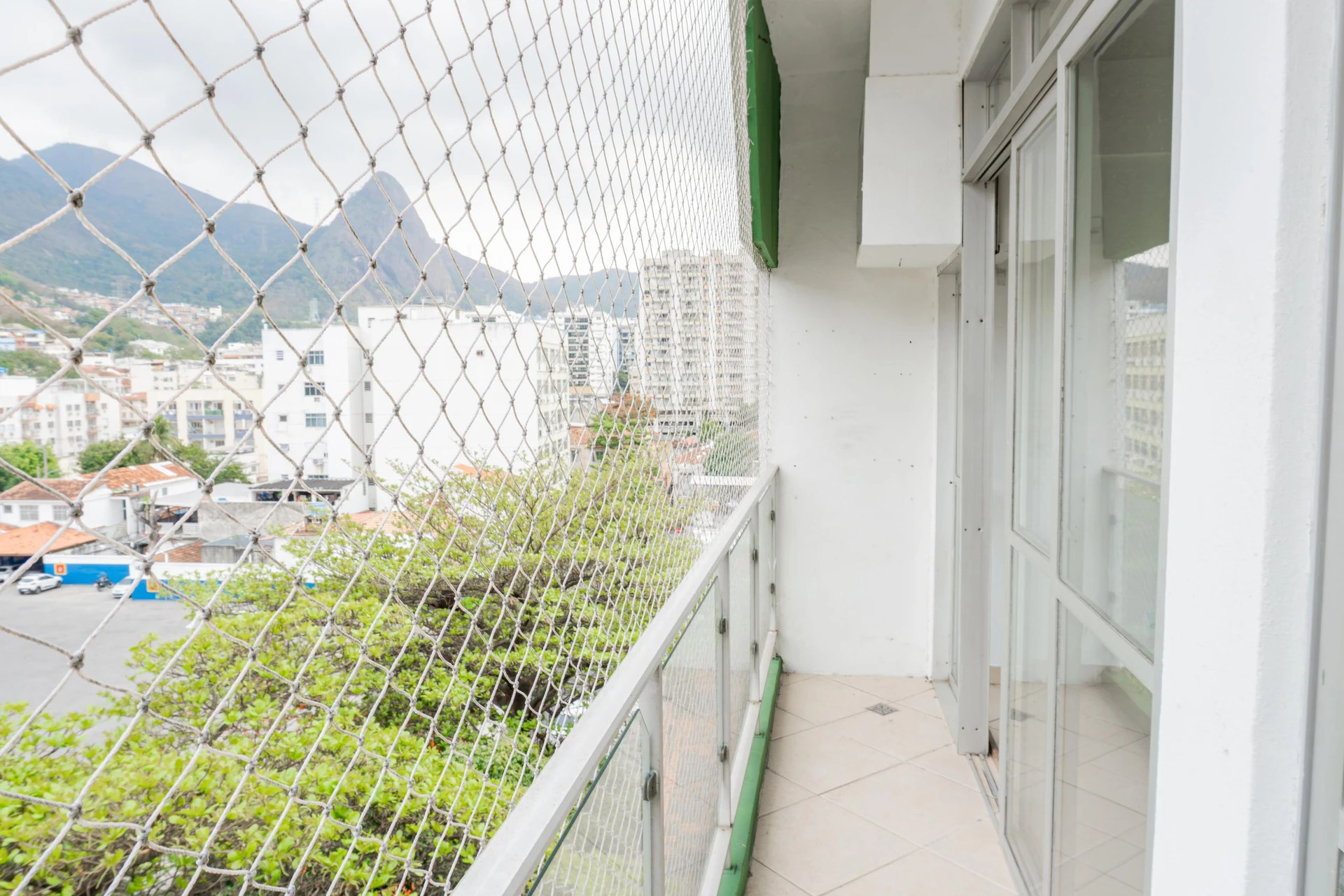 Apartamento sem mobília com 2 quartos e varanda