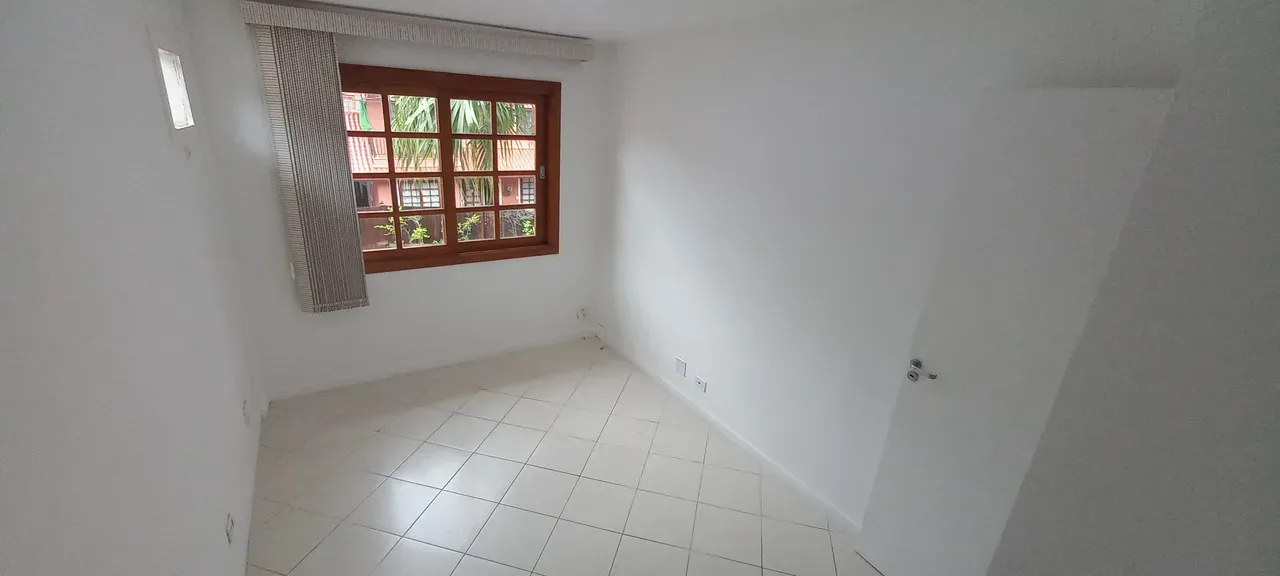 Unfurnished house with a closed kitchen and gas stove — photo 7