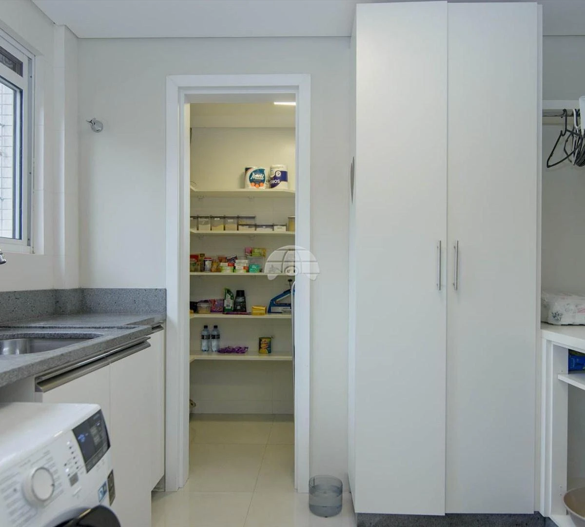 Furnished 3 en-suite apartment with open-plan kitchen — photo 37