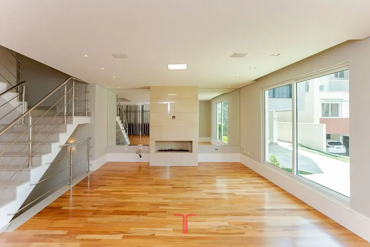 House with 5 bedrooms and a fitted kitchen
