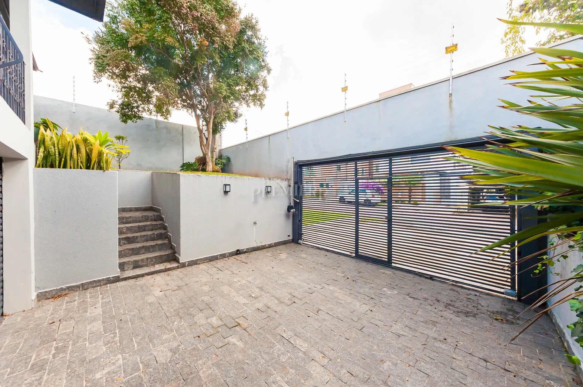 230 m² unfurnished apartment with 4 bedrooms and private garden — photo 35