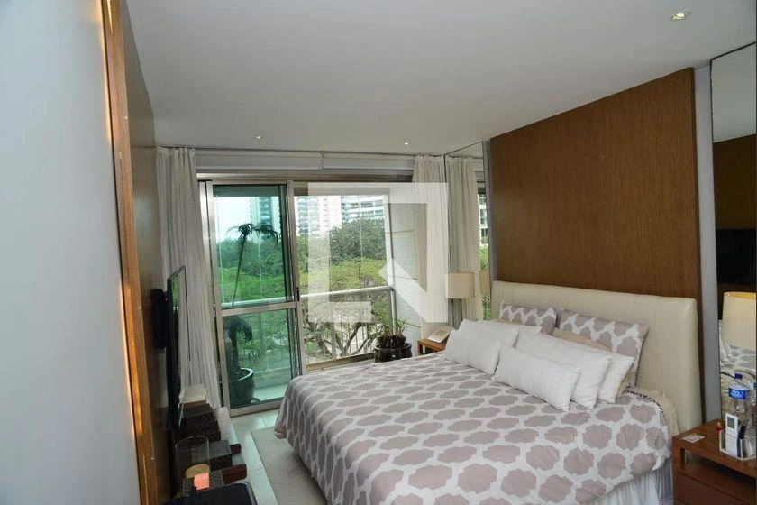 298 m² rental apartment with 4 en-suite bedrooms and balcony — photo 4
