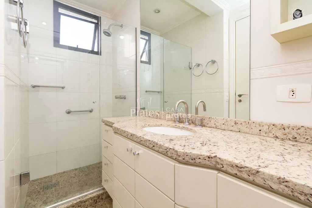 3-bedroom apartment with a bathtub — photo 10