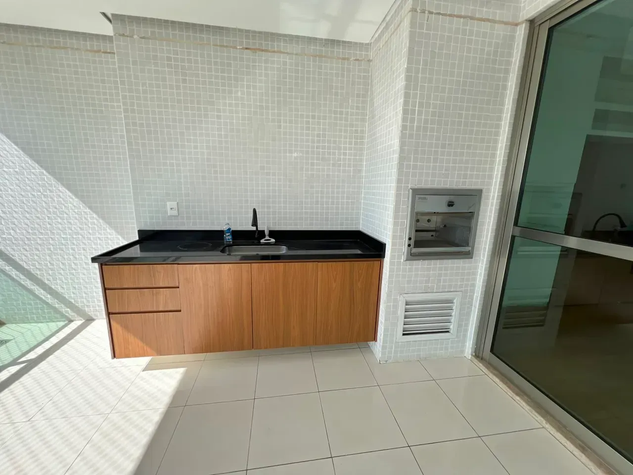 Unfurnished apartment with 4 bedrooms and 5 bathrooms — photo 2