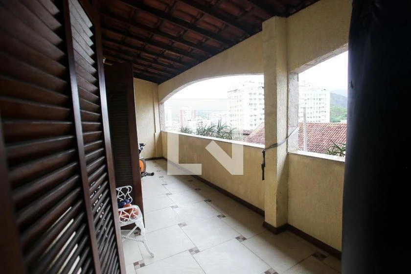 Furnished 400 m² house with 4 bedrooms and 4 bathrooms — photo 40