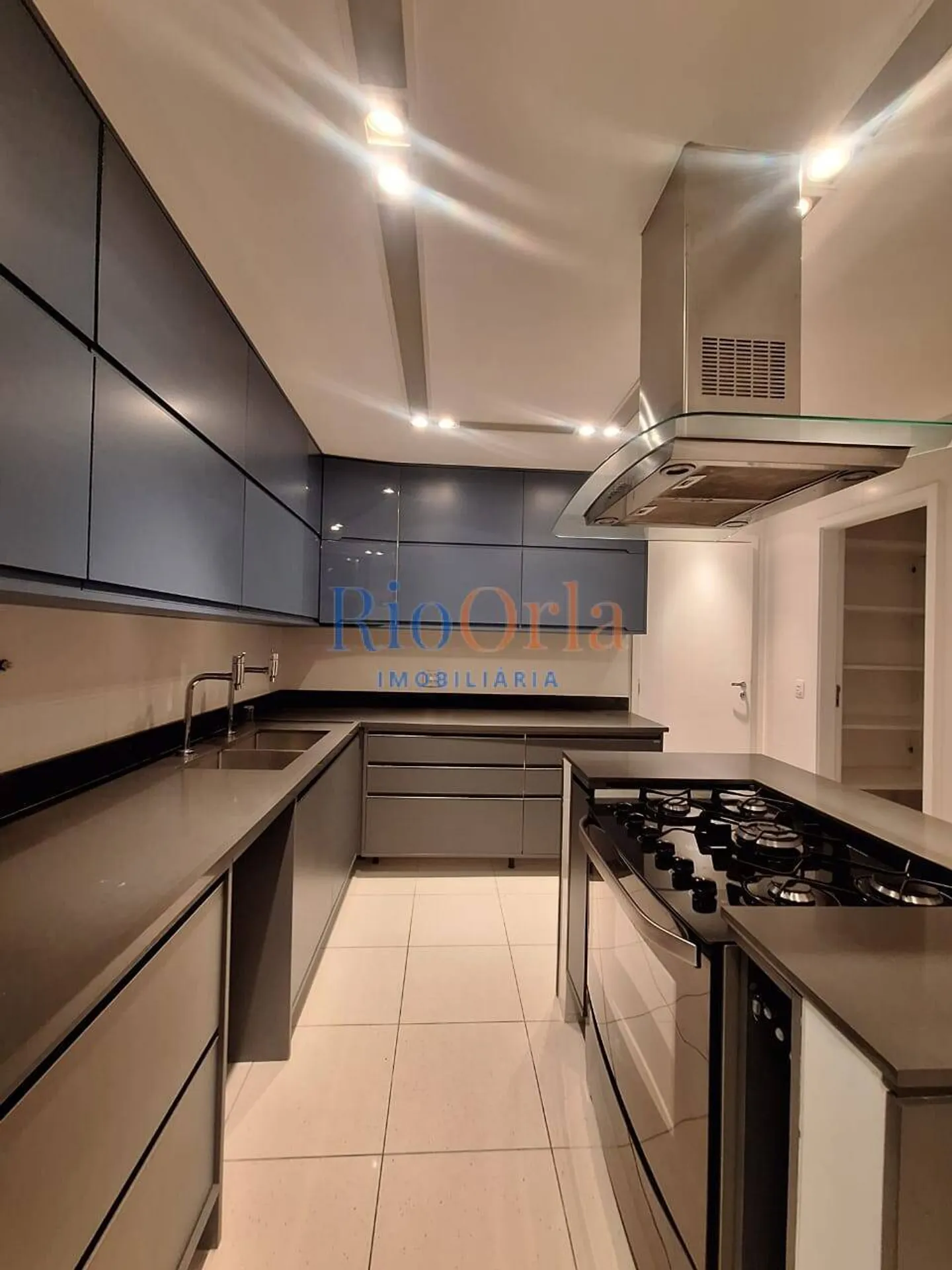 Furnished apartment with 4 bedrooms and 5 bathrooms — photo 13