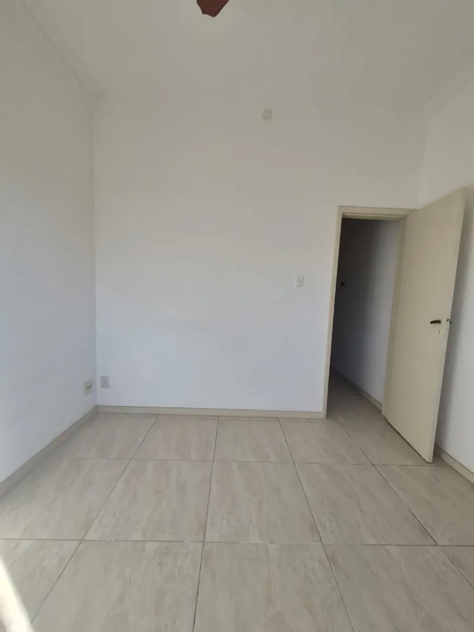Unfurnished 1-bedroom apartment with a closed kitchen — photo 3