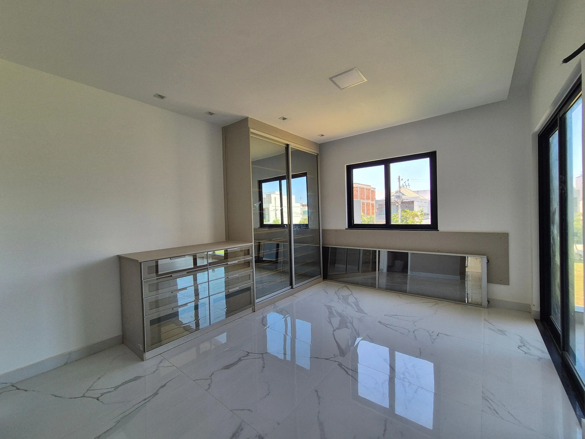 Ventanales de piso a techo y 5 dormitorios: casa de 403 m² — photo 19