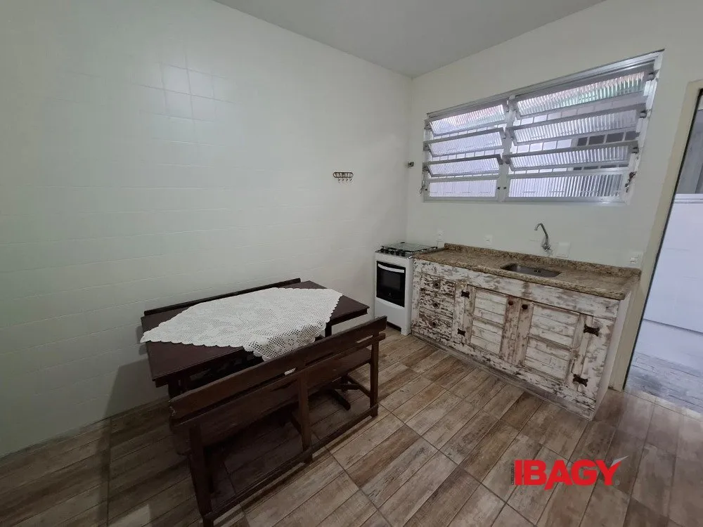 3-bedroom house with 1 bathroom and a gas kitchen — photo 4