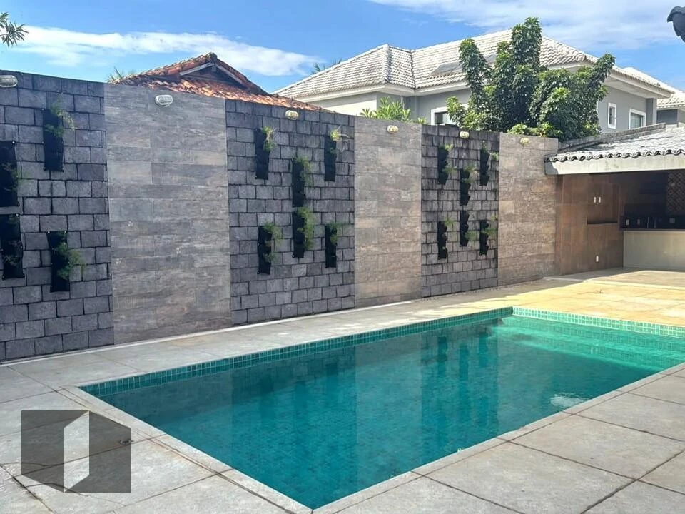 Balcony with a grill in a 4-bedroom house, 330 m² — photo 5