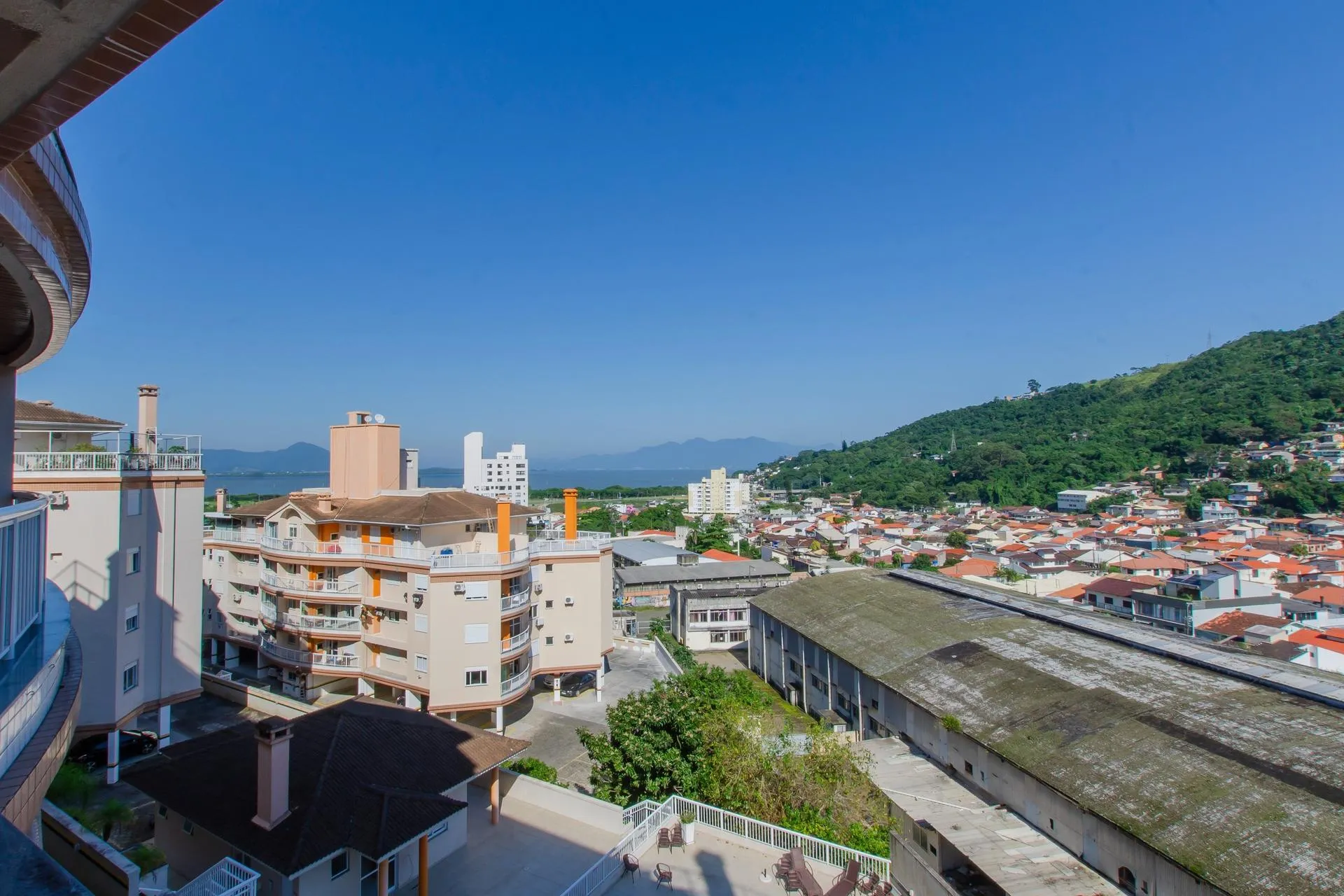 Mountain view in a 2-bedroom apartment, 65 m² — photo 27