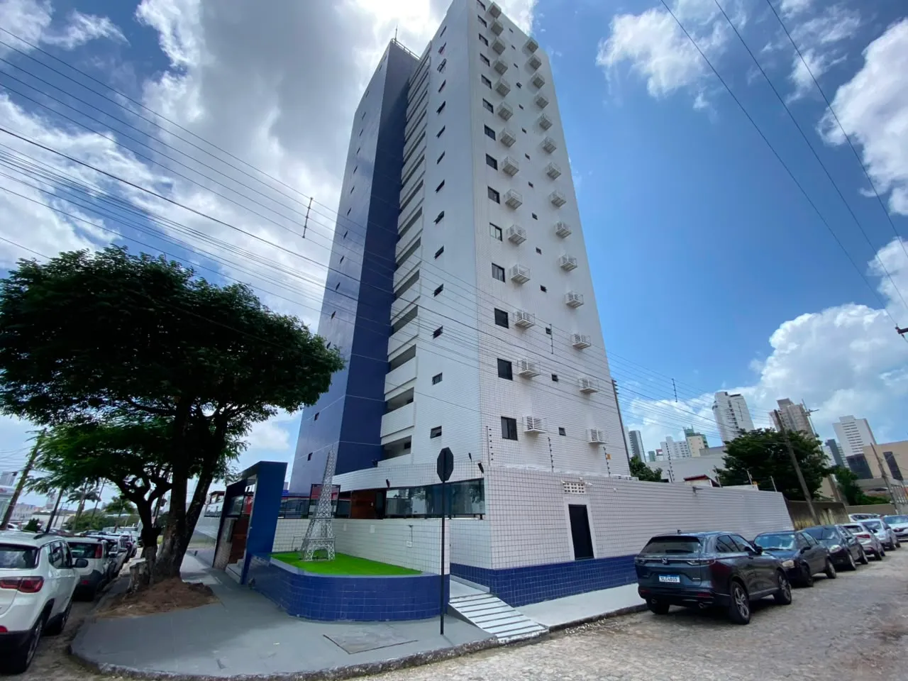 Furnished 1-bedroom apartment with open-plan kitchen
