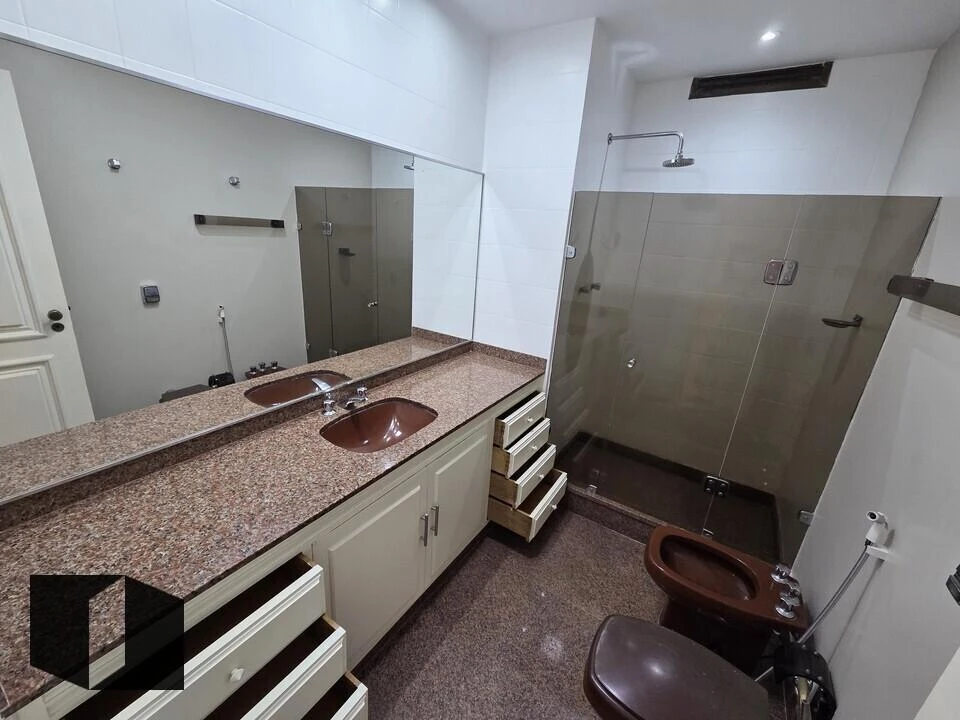 250 m² apartment with 4 bedrooms and 2 parking spaces — photo 21