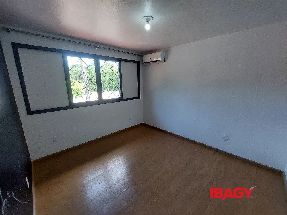 3-bedroom house with gas stove kitchen and fitted cabinets — photo 13