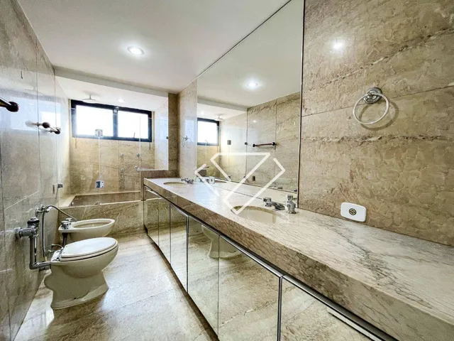 4-bedroom apartment with a balcony and laundry area — photo 3