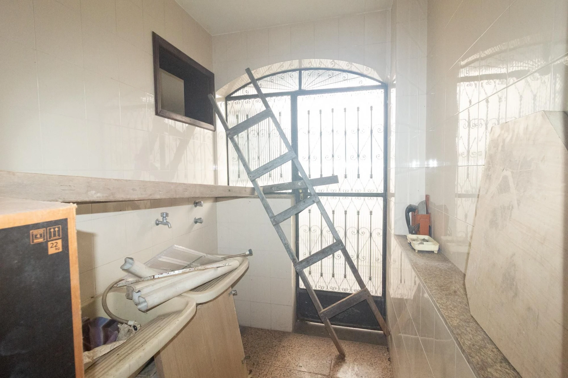Bathtub in a 5-bedroom house, 626 m² — photo 72